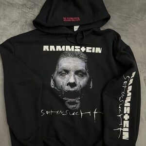 Size L but fit a little oversized 
I’m 6’1 189lb and fits good on me
Never worn.